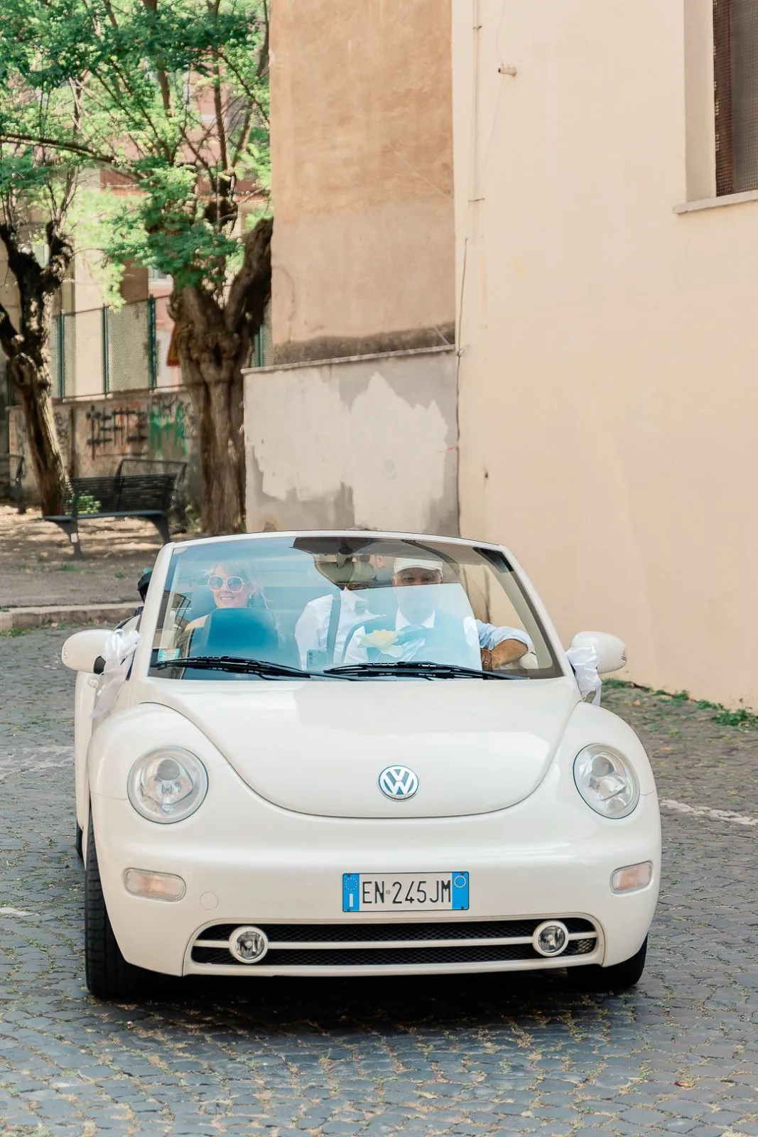 Noleggio Volkswagen New Beetle Cabrio reale bianco Roma coppia sposi